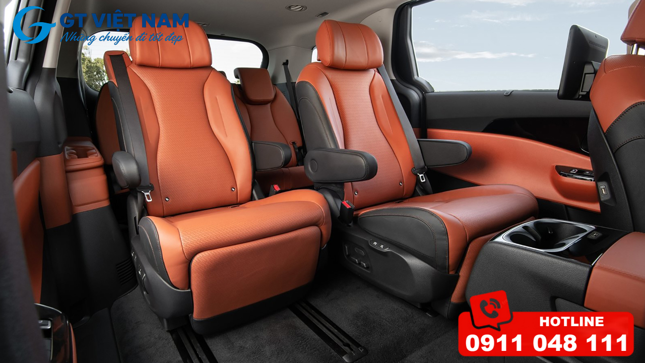 Hàng ghế Captain ngả lưng êm ái trên xe Carnival phục vụ golfer
